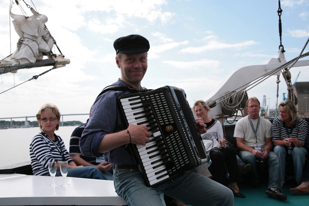 maritime-atmosphärische Unterhaltung auf einem Segelschiff.