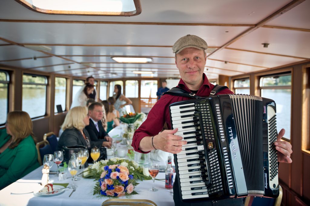 Eine Hochzeitsfahrt mit einer Barkasse auf der Hamburger Binnen- und Außenalster. Ausgelassene Stimmung, gutes Essen und Musik und die Nähe des Wassers verzaubert die Gäste. Foto: Kirill Brusilovsky, www.unvergessliche-augenblicke.com